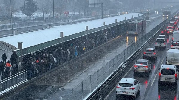 İstanbul'da hayat felç! Her yağışta aynı manzara